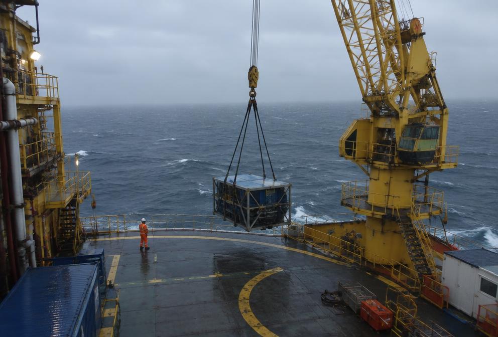 Offshore lifting area with personnel at height monitored by AI